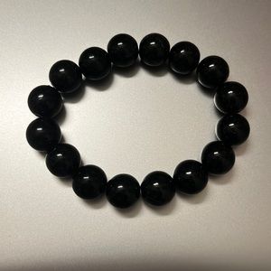 Handmade black beads elastic bracelet.